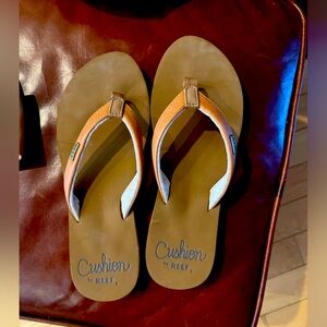 Reef leather women's size 8 cushioned flip-flops